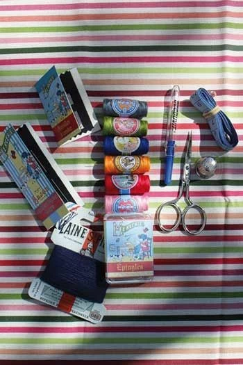 Boîte à Couture Complète Fillette Cousant 6 Boîte à Couture Complète Fillette Cousant – Image 6