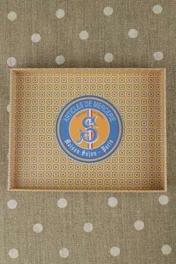 Boîte à Couture Vide Fillette Cousant 3 Boîte à Couture Vide Fillette Cousant – Image 3