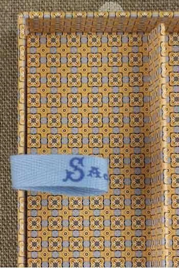 Boîte à Couture Vide Fillette Cousant 4 Boîte à Couture Vide Fillette Cousant – Image 4