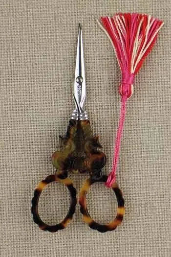 Ciseaux Broderie écaille S Nécessaire Jouy Rouge 2 Ciseaux Broderie écaille S Nécessaire Jouy Rouge – Image 2