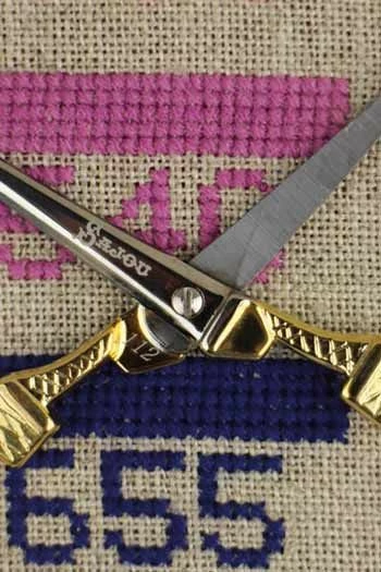 Paire De Ciseaux Broderie Aurifiée Tour Eiffel Rose 2 Paire De Ciseaux Broderie Aurifiée Tour Eiffel Rose – Image 2