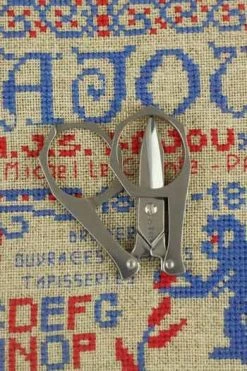 Paire De Ciseaux Broderie Pliante étui Rouge 9 Paire De Ciseaux Broderie Pliante étui Rouge -artisanat Soldes Magasin paire de ciseaux broderie pliante etui rouge 3