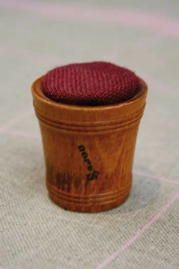 Pique-épingles En Bois Lin Bordeaux 7 Pique-épingles En Bois Lin Bordeaux – Image 7