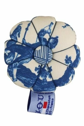 Pique-épingles En Tissu Toile De Jouy Bleue 2 Pique-épingles En Tissu Toile De Jouy Bleue – Image 2