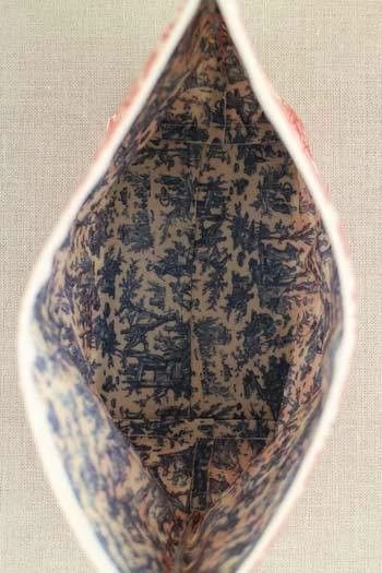 Trousse Toile Cirée Offrande Miniature Rouge 3 Trousse Toile Cirée Offrande Miniature Rouge – Image 3